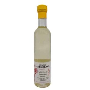 Flaske med Samsø Landkøkken Hyldeblomst Salat Sirup, gennemsigtig med gul skruelåg og dansk etiket.