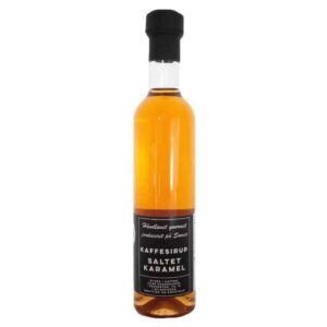 Flaske med sort etiket og ravfarvet sirup. Smag: Salt Karamel. Produceret på Samsø.