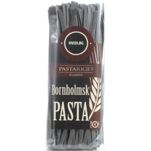 Pastariget Bornholmsk pasta med hvidløg i gennemsigtig emballage med sort og brun etiket.