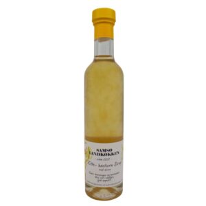 Klar flaske med gul hætte, Samsø Landkøkken Æble-Havtorn Sirup med Citron på etiketten.