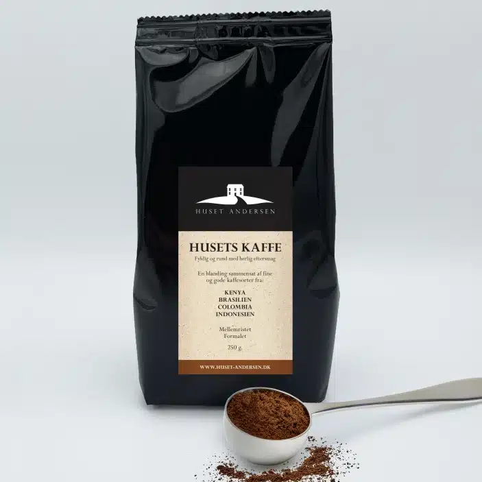 Huset Andersen, Huset's Kaffe Pakke med "Husets Kaffe" i sort pose, kop med kaffegrums foran og ske ved siden af.