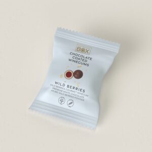 Pakke med "Wild Berries" vingummi, hvid chokolade, glutenfri, let emballage med bær og chokolade.